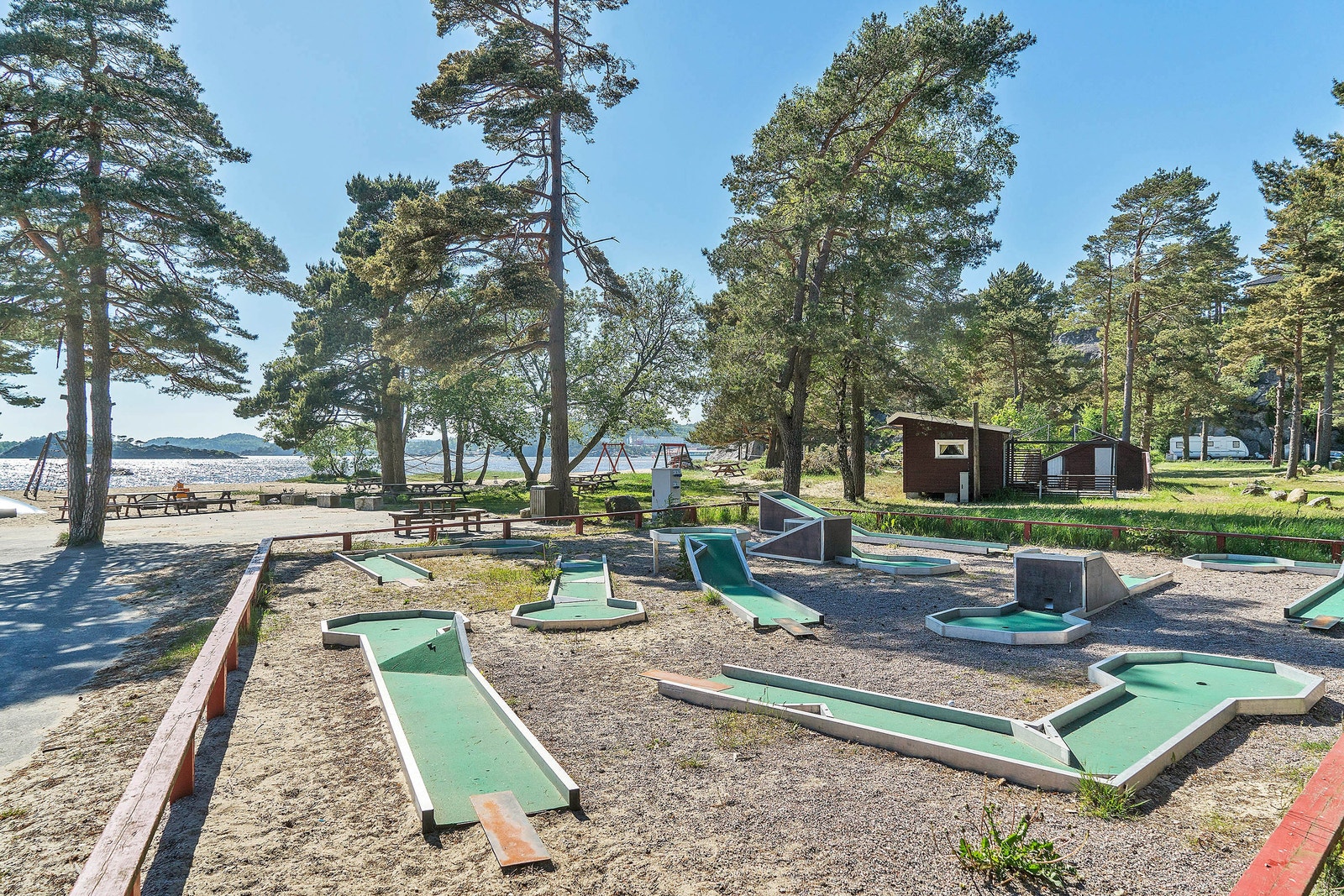 Minigolf er for både voksne og barn Galleribilde