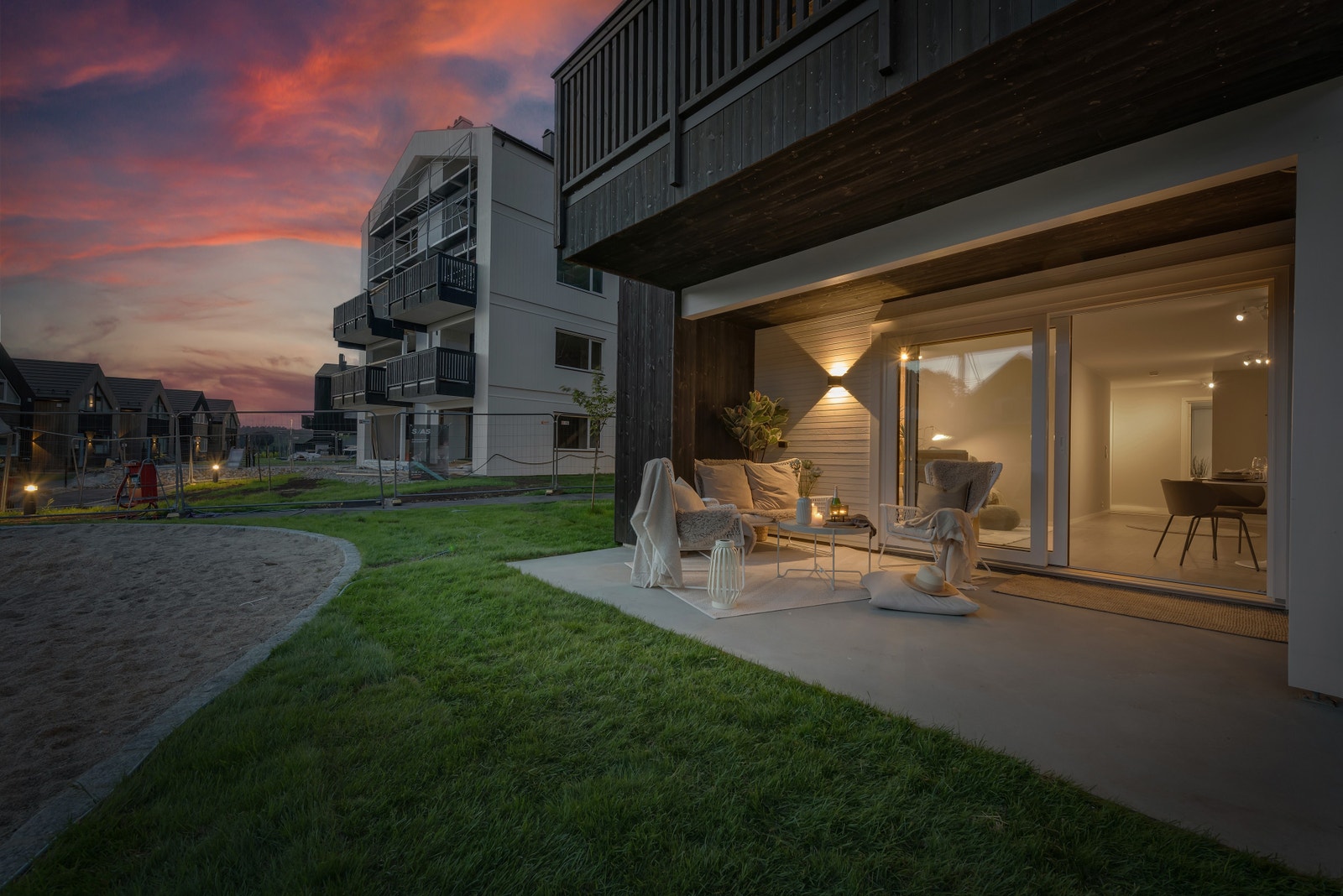 Det er stor terrasse utenfor der du kan nyte solrike dager Galleribilde