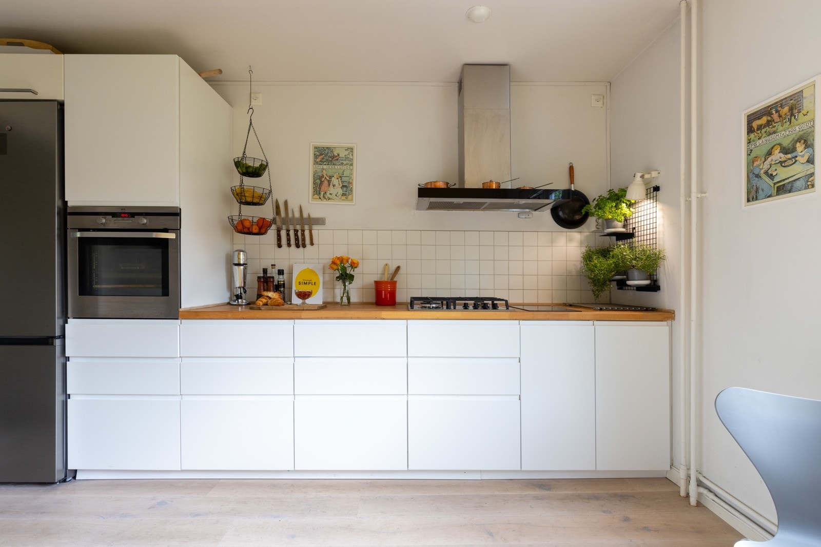 Kjøkkenet er utstyrt med integrert stekeovn, platetopp og oppvaskmaskin, og frittstående kjøleskap. Galleribilde