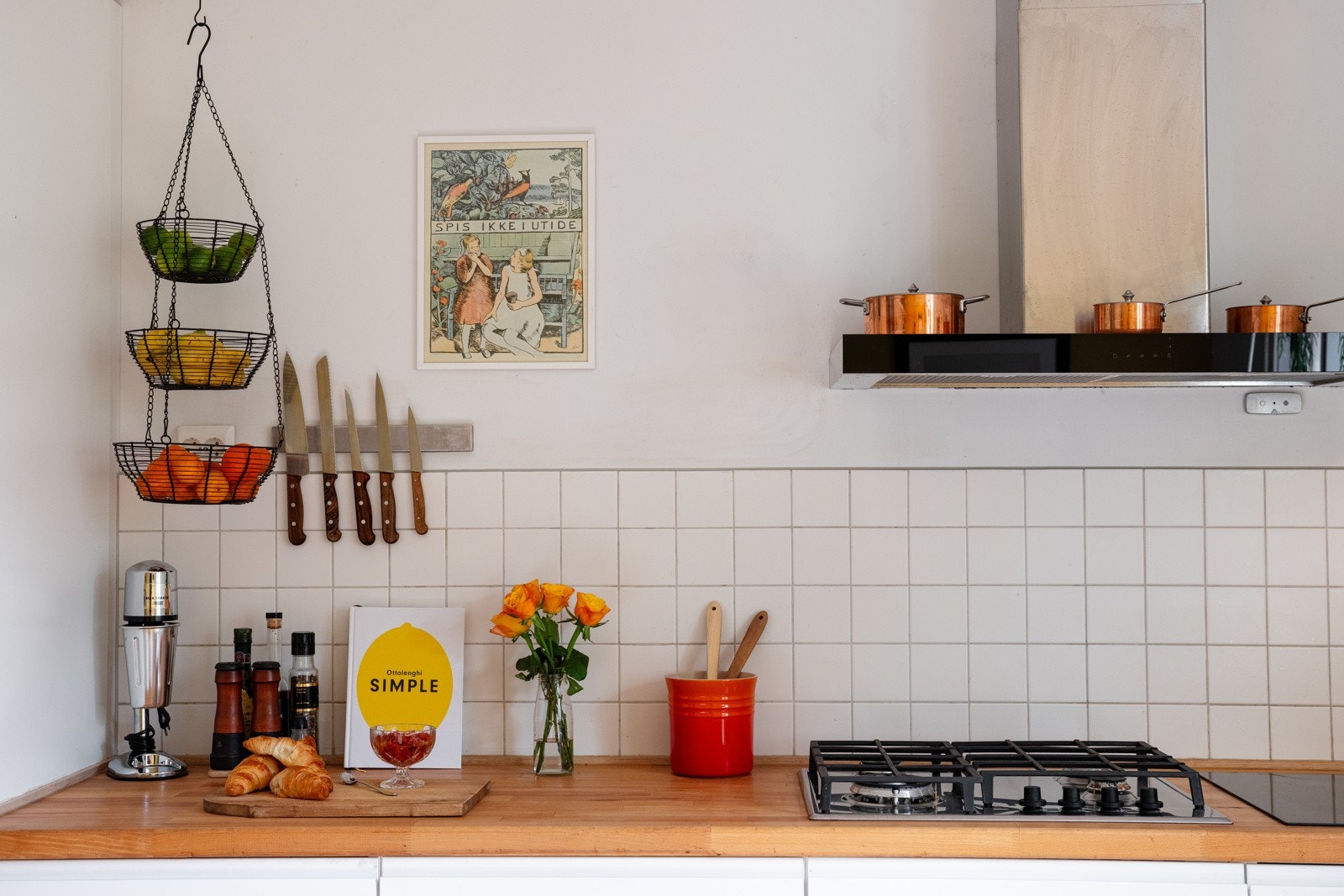 Innredningen har et moderne og stilrent design med lyse, fronter og fliser over benkeplate av tre. Galleribilde