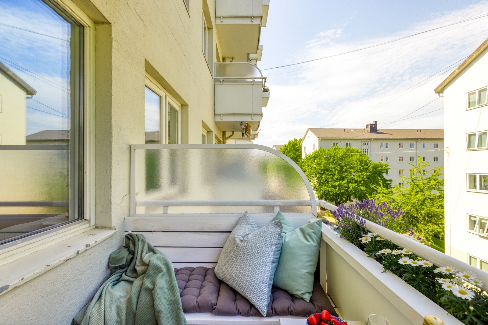 Det er plass en sittegruppe og bord. Galleribilde