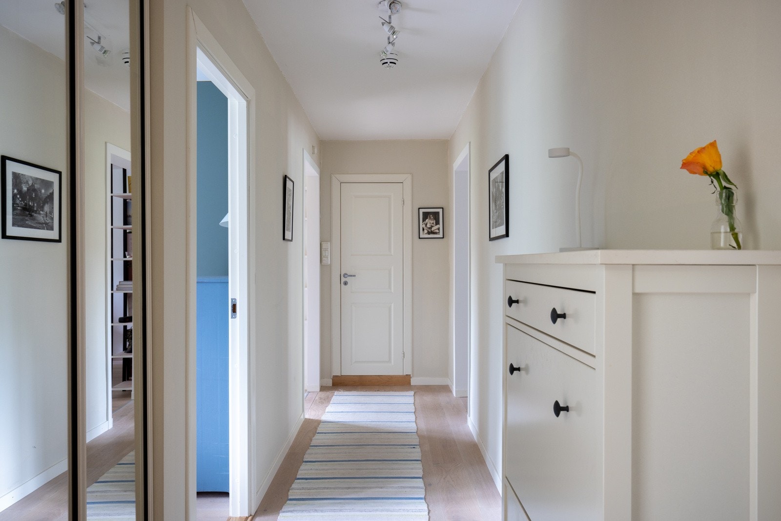 Hyggelig og innbydende entré/gang som gir et godt førsteinntrykk av leiligheten. Galleribilde