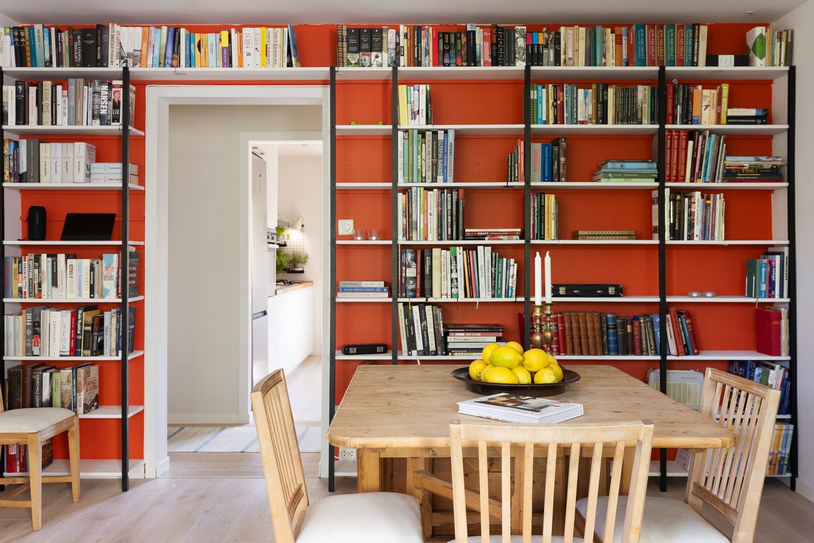 Det er plass til både sofagruppe med tilhørende møblement, tv-seksjon og stort spisebord med stoler. Galleribilde