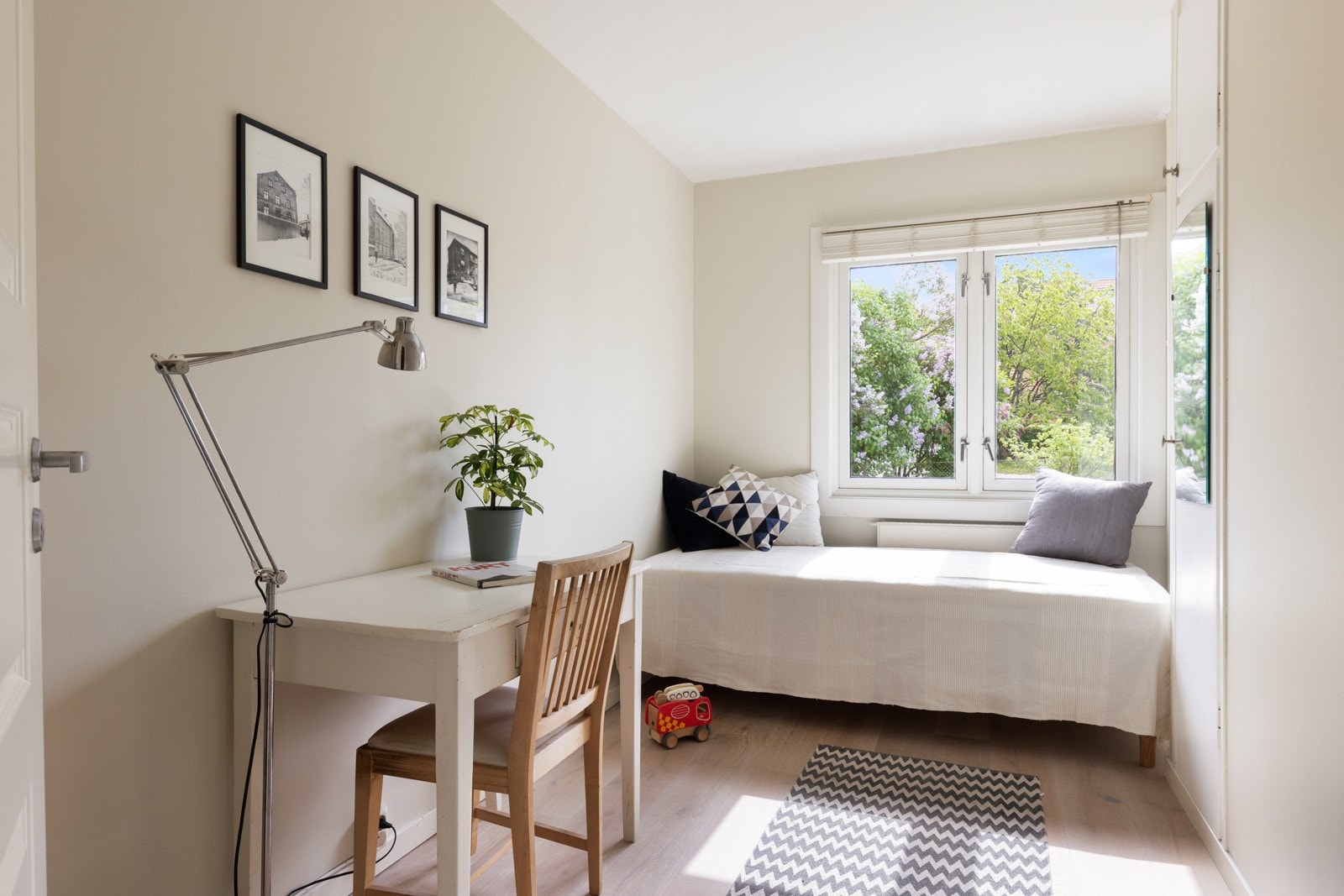 Rommet har et innebygd garderobeskap. Galleribilde