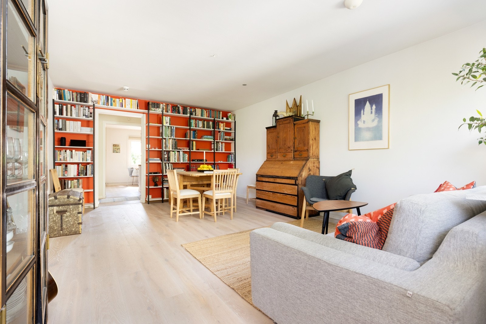 Leiligheten er vel gjennomført med tidløse overflater og parkett på gulv. Galleribilde