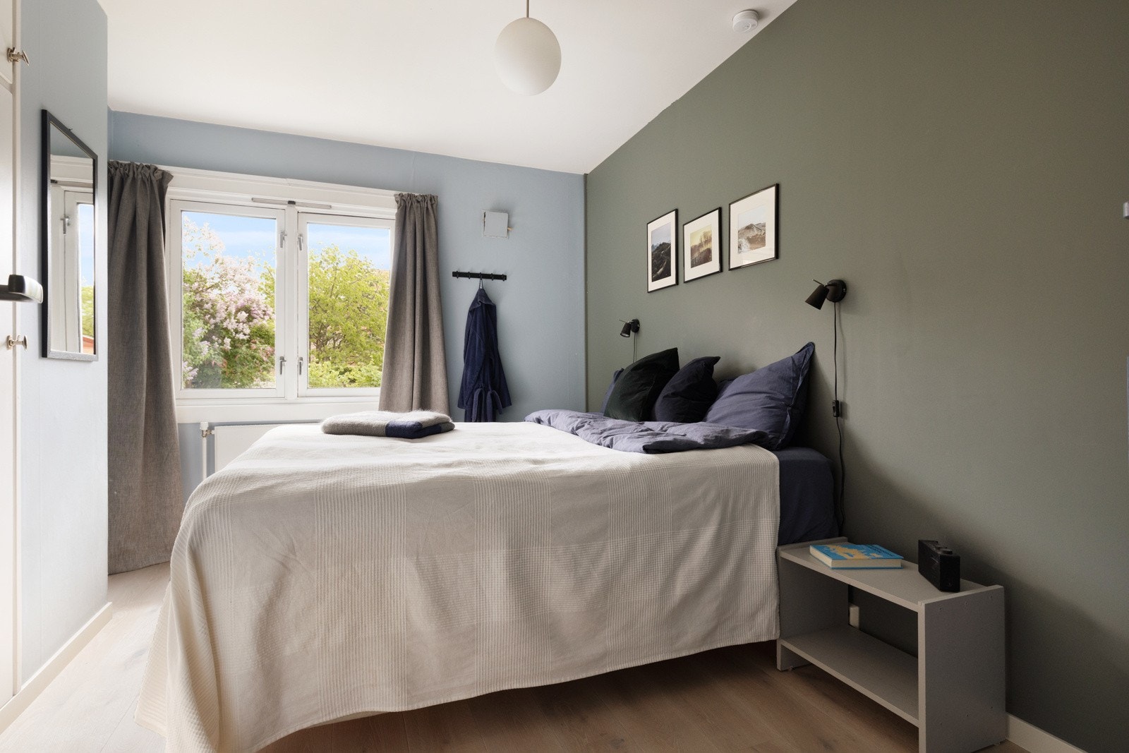 Meget hyggelig hovedsoverom av god størrelse med plass til dobbeltseng, nattbord og annen ønsket møblering. Galleribilde