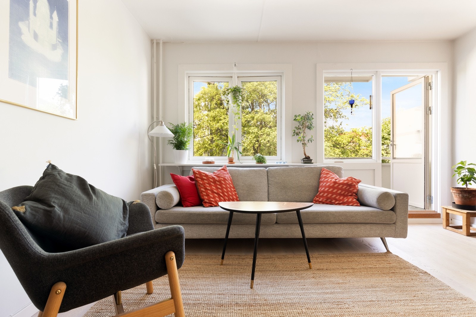 Store vindusflater slipper inn rikelig med naturlig lys, og skaper en hyggelig atmosfære. Galleribilde