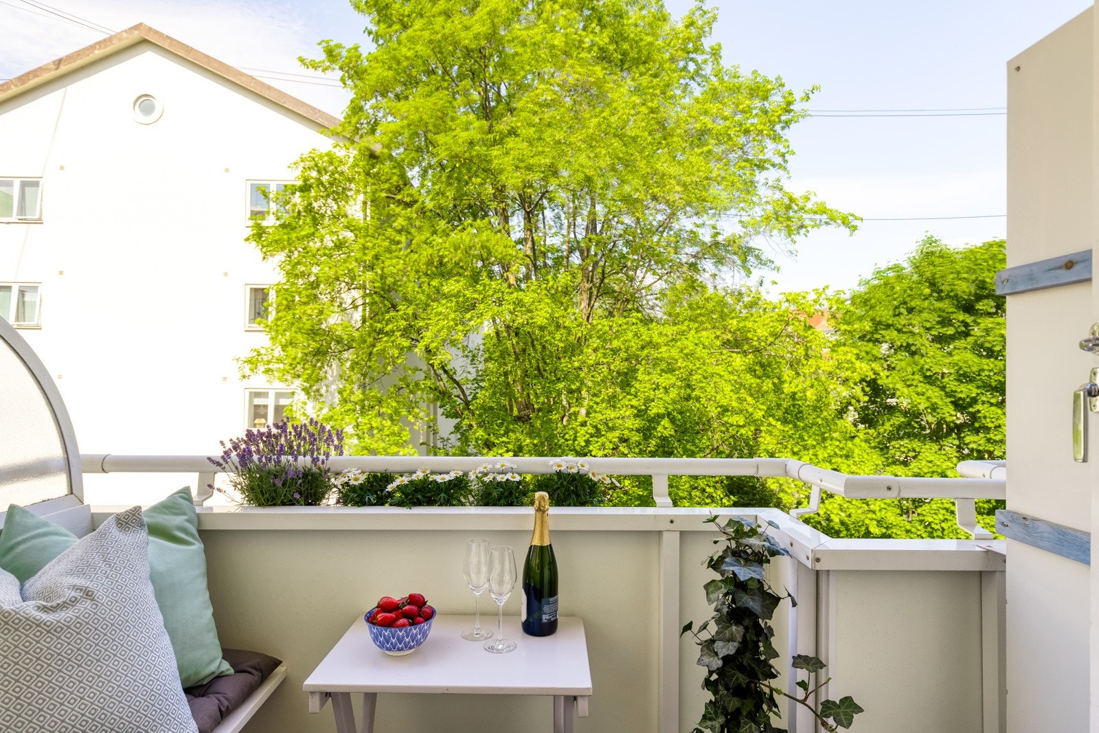 Balkongen byr på gode solforhold, fra rundt 12/13 og utover dagen på sommerstid. Galleribilde