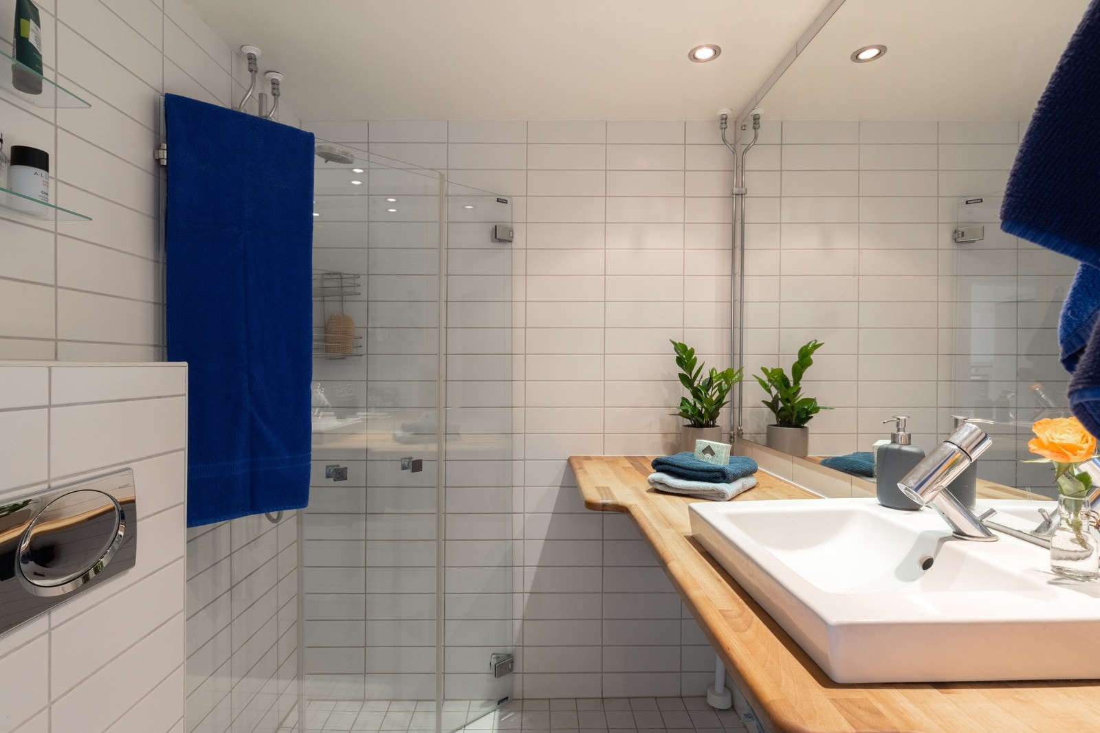 Leiligheten har et pent baderom fra 2008. Galleribilde