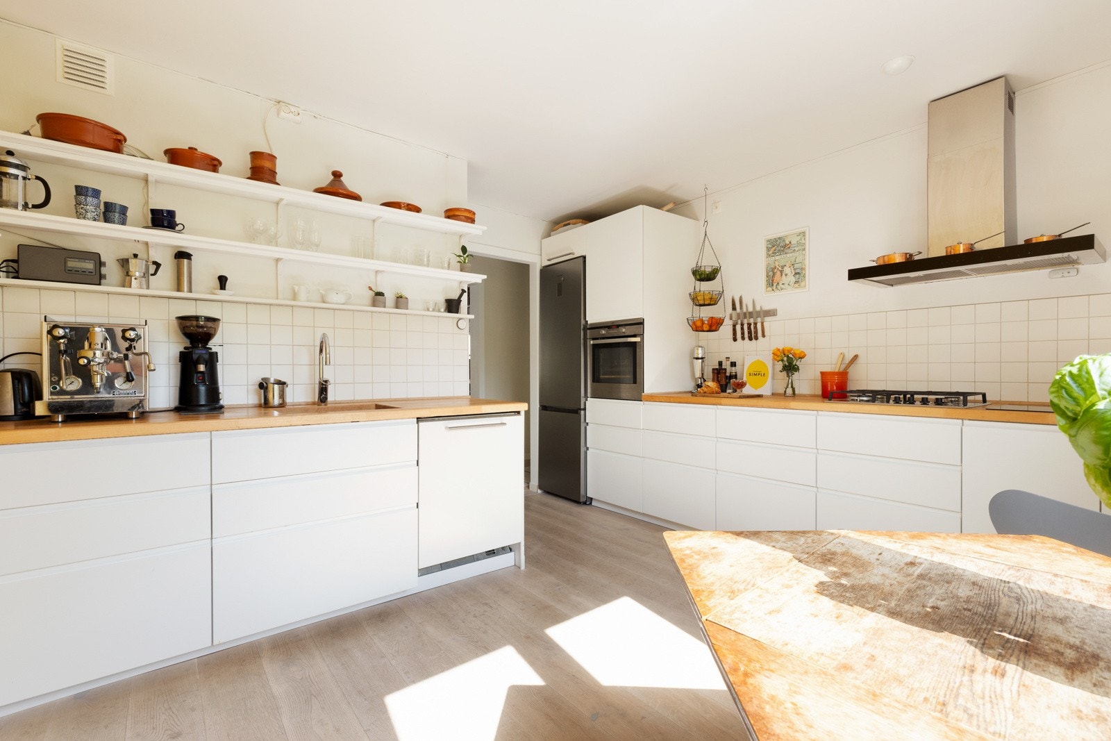 Delikat kjøkkeninnredning fra 2020 med gode løsninger og godt med skap- og benkeplass. Galleribilde