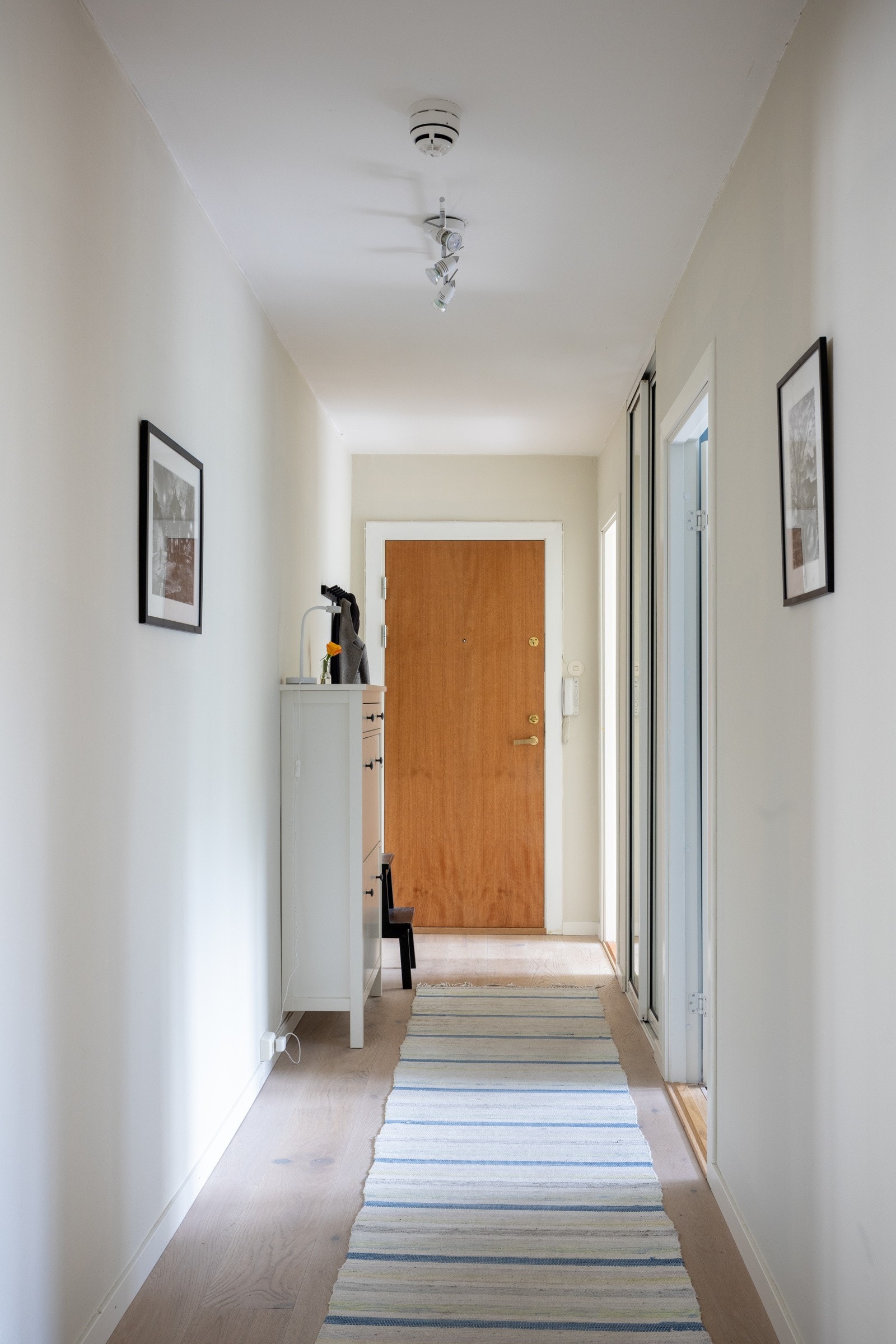 Stor skyvedørsgarderobe med speil og fastmontert skoskap, gir gode oppbevaringsmuligheter. Galleribilde