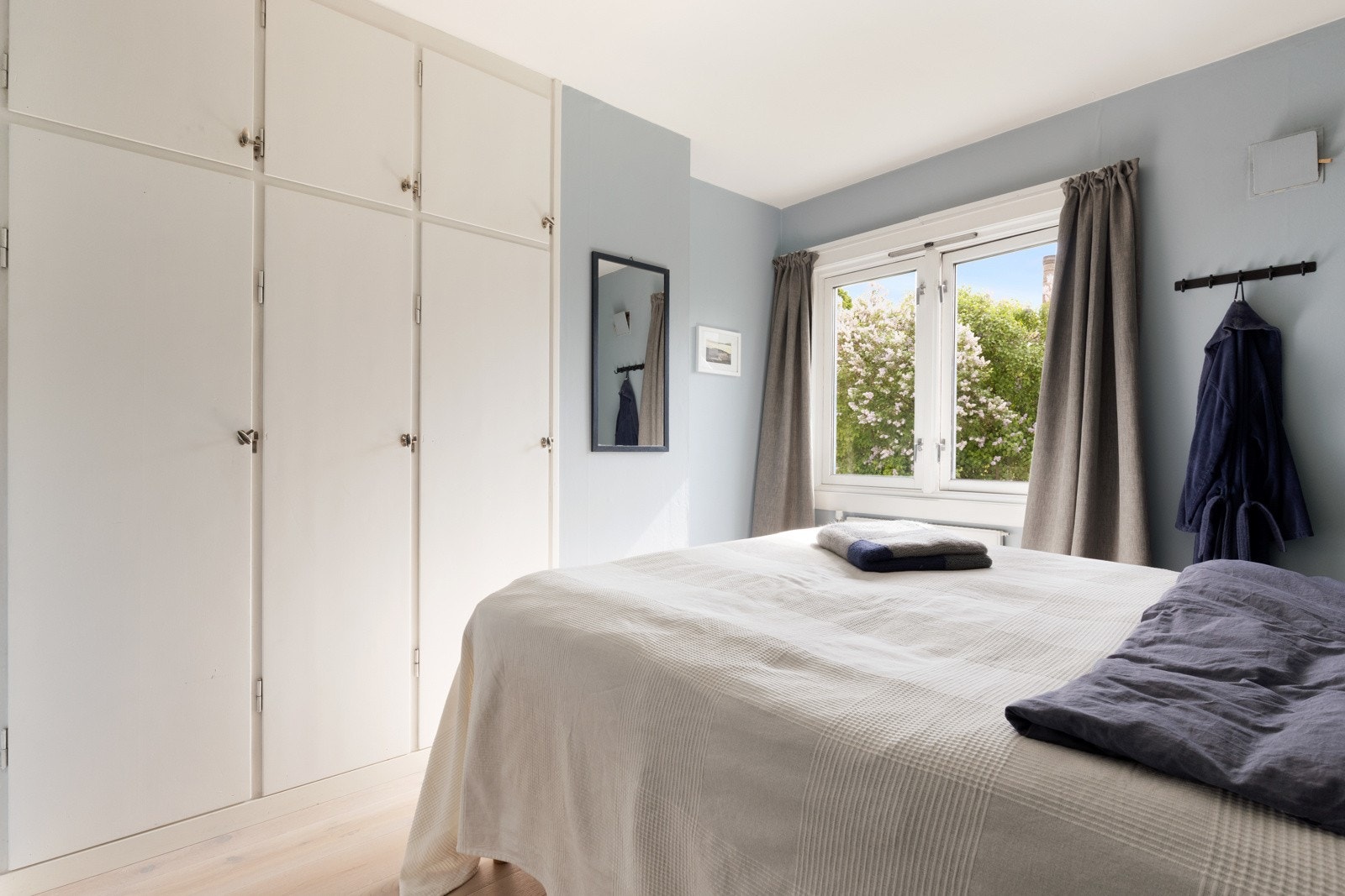 Rommet har store, praktiske garderobeskap, som gir godt med oppbevaringsplass. Galleribilde