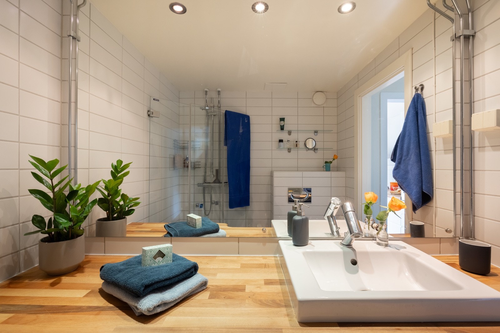 Vegghengt servant med god benkeplass og stort speil. Galleribilde