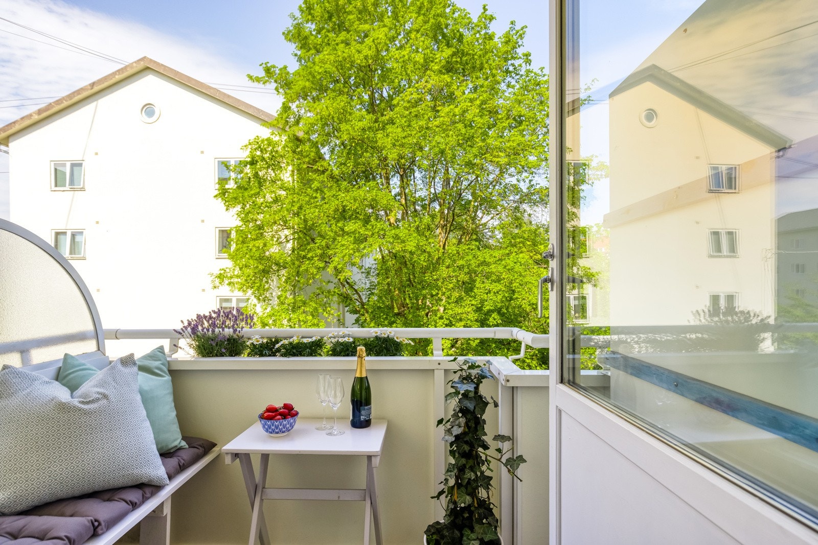 Fra stuen er det utgang til en meget hyggelig balkong på ca. 3 m². Galleribilde