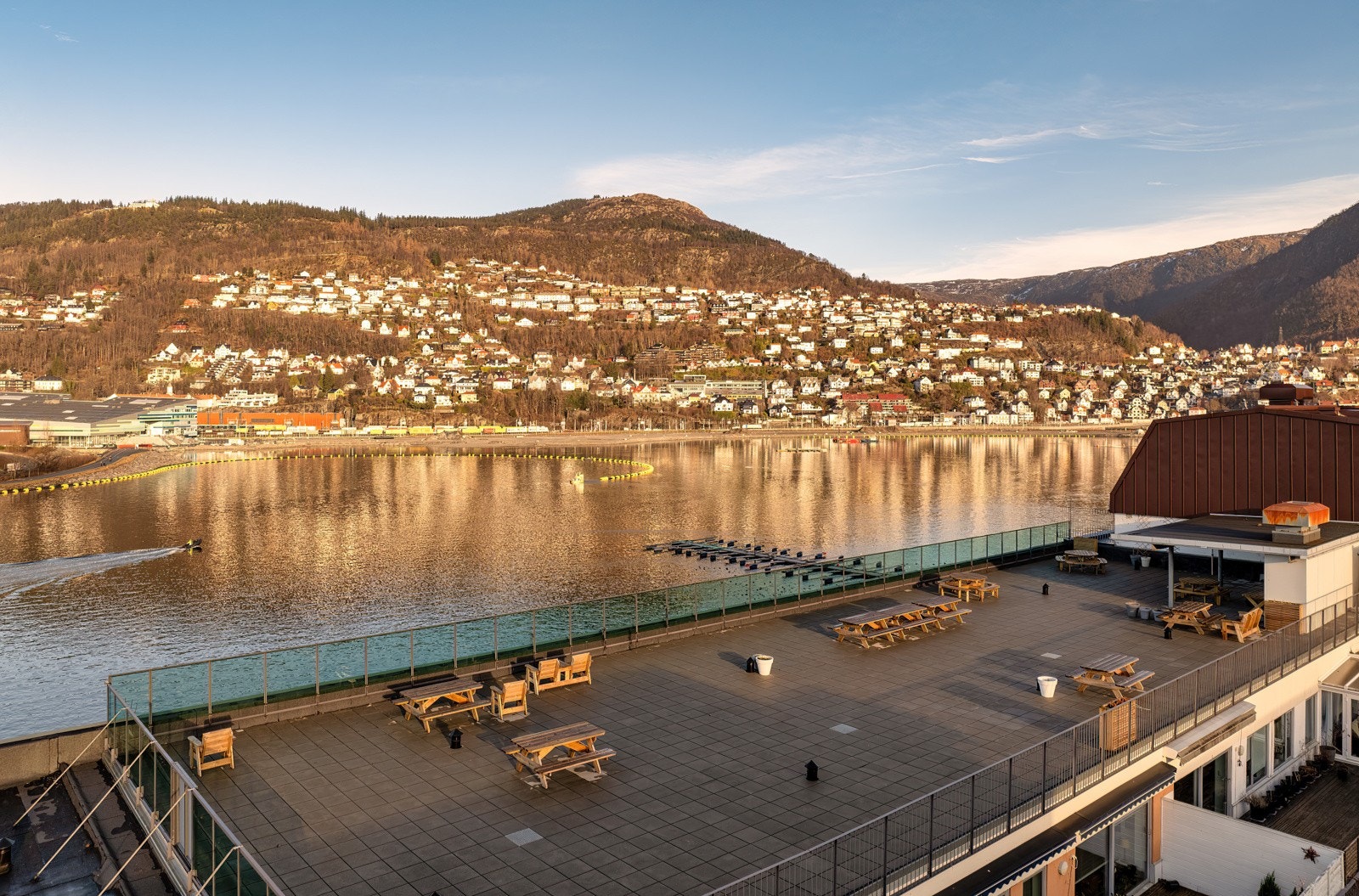 Leiligheten har en flott beliggenhet med nydelig utsikt over Store Lundegårdsvannet, byfjellene og nærområde ellers. Galleribilde