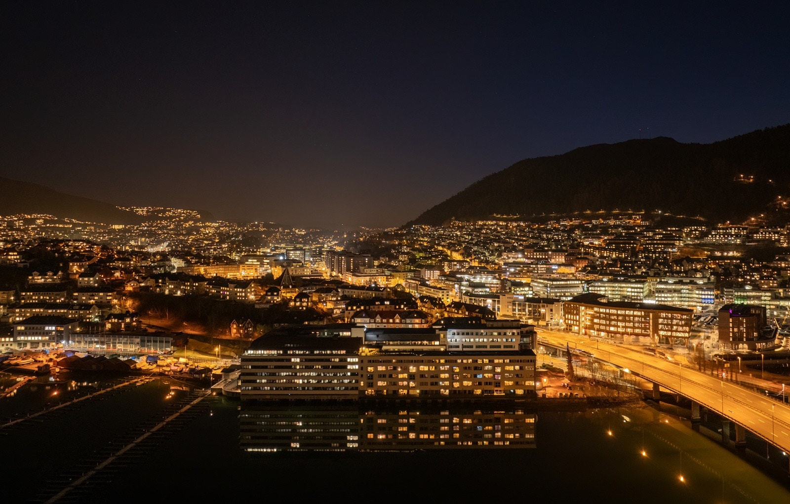Det er kort avstand inn til bykjernen med alle sine servicetilbud og fasiliteter. Galleribilde