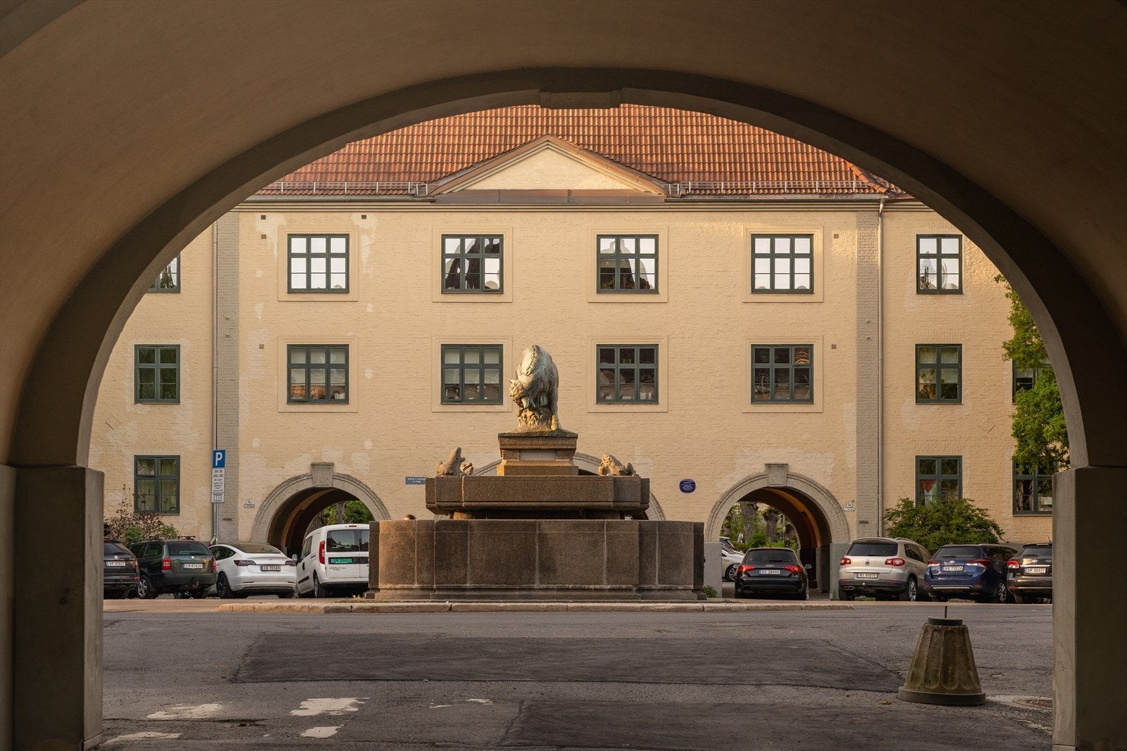 Hovedinngangen er fra Oksefontenen på Hegermanns plass Galleribilde