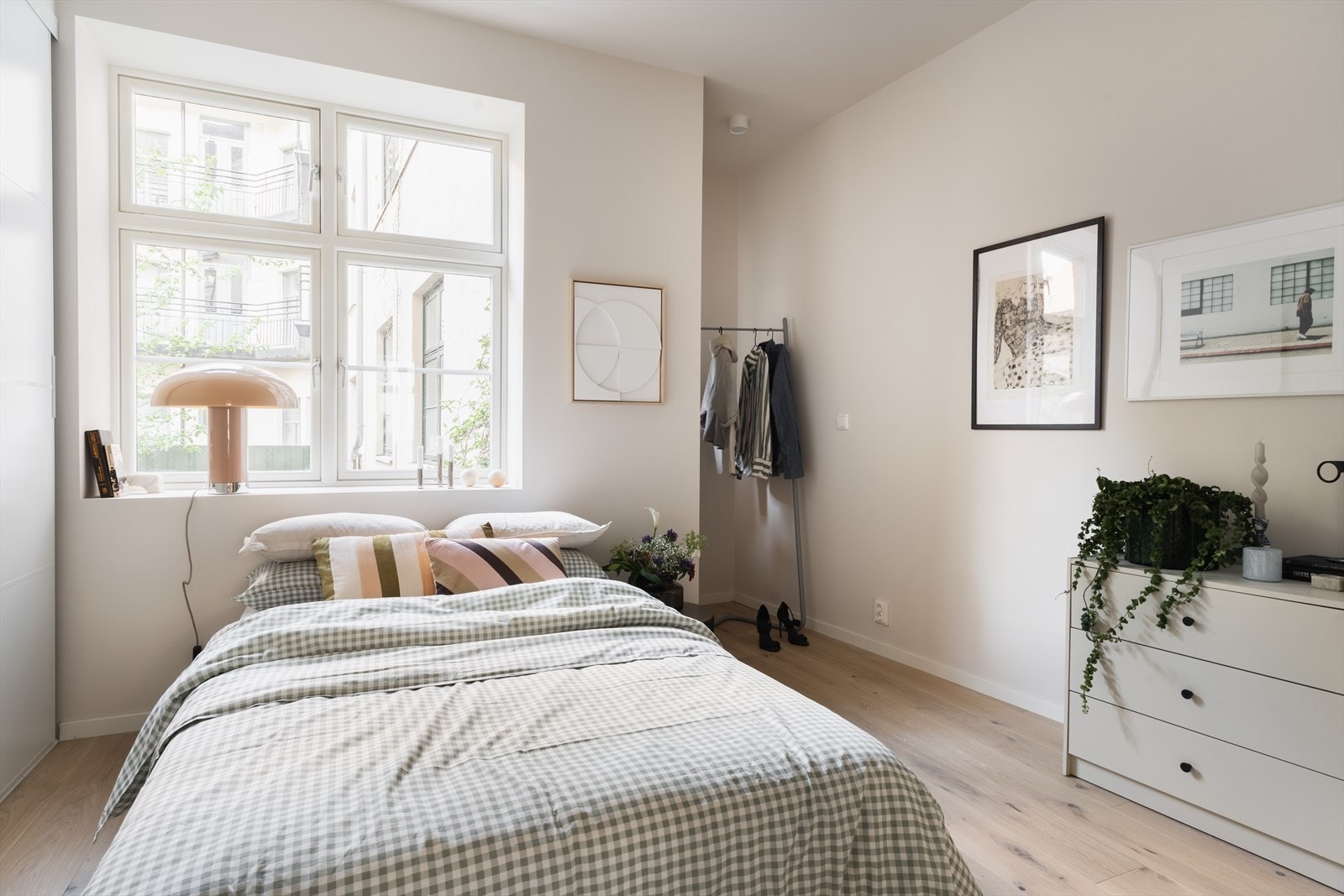 Romslig soverom med god plass til dobbeltseng med nattbord på hver side Galleribilde