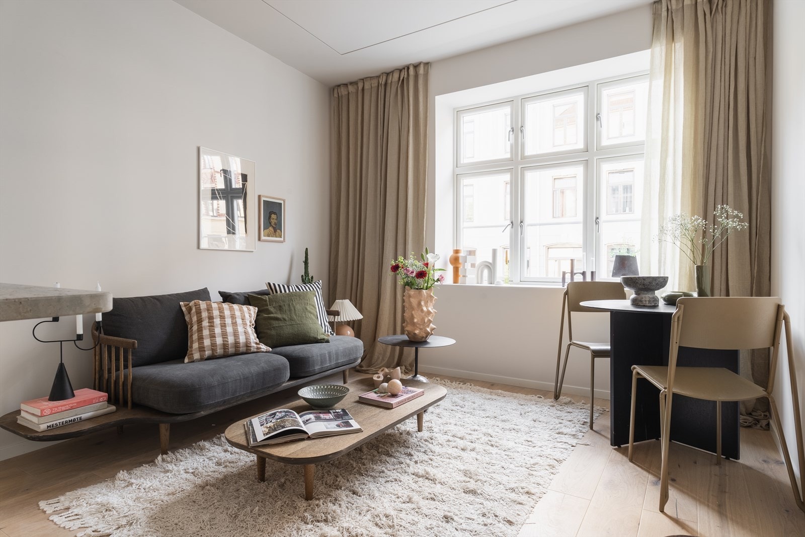 Stuen oppleves som lys og romslig Galleribilde
