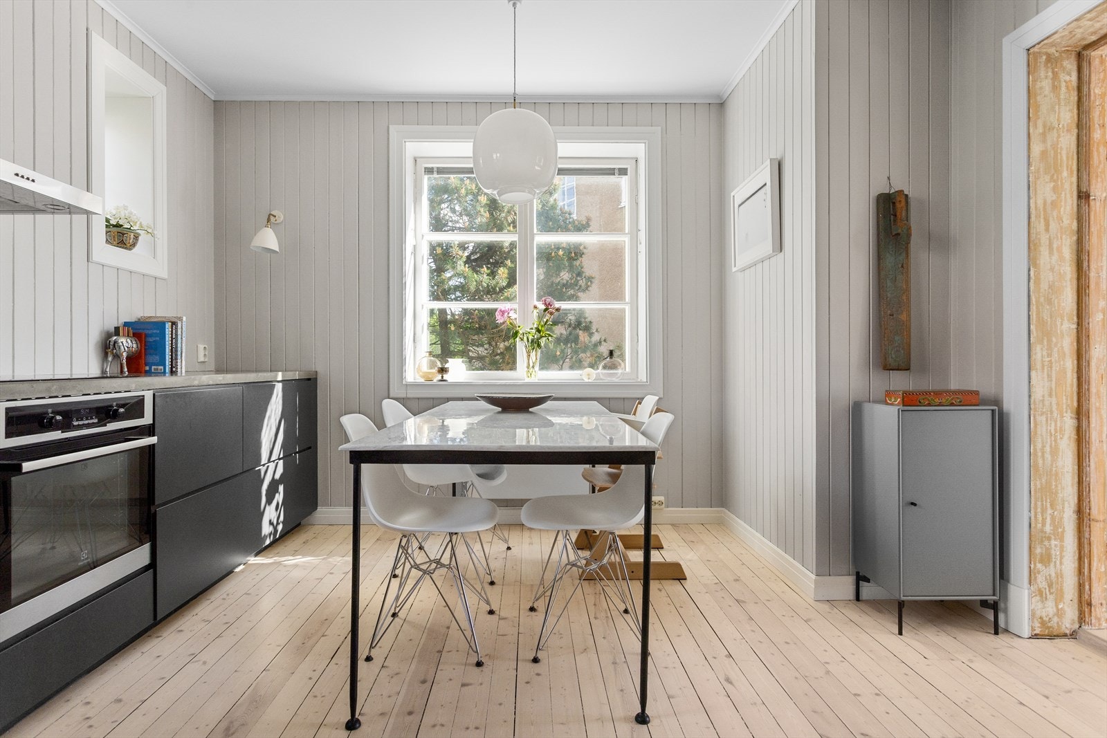 Det er god plass til spisebord også på kjøkkenet - perfekt for de enklere måltid. Galleribilde