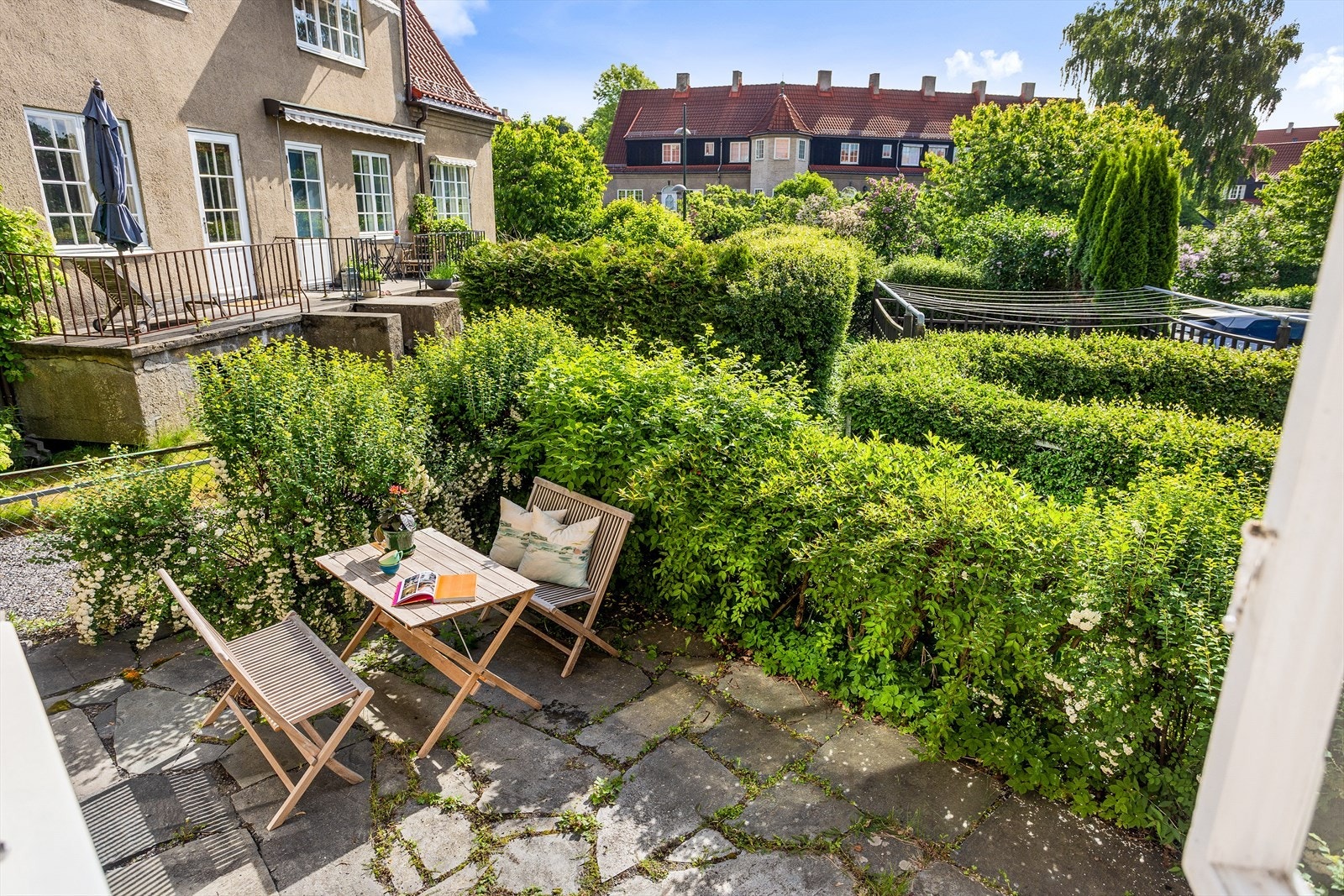 Fra stuevinduene har man flott og grønt utsyn til blant annet en av hageparsellene. Galleribilde