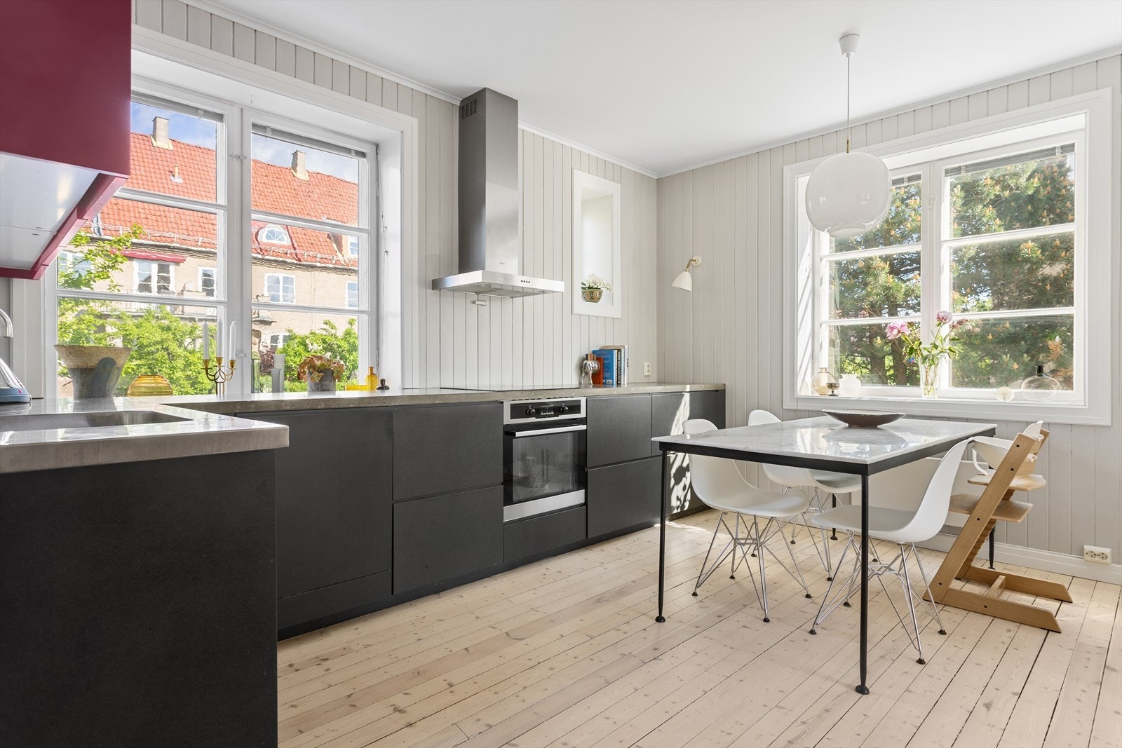 Glatt laminat kjøkkeninnredning fra 2015 med betong
benkeplate, ventilator vifte og rustfritt benkebeslag
med kum. Galleribilde