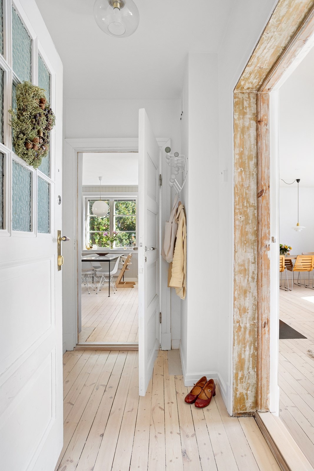 Lys og hyggelig entré med plass til oppbevaring av sko og yttertøy. Galleribilde