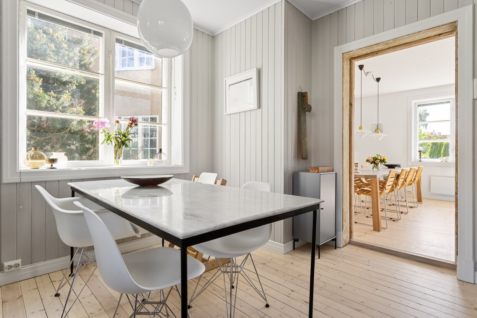 Kjøkkenet ligger i en delvis skjermet løsning fra resten av stuen, men har samtidig en sosial tilknytning. Galleribilde