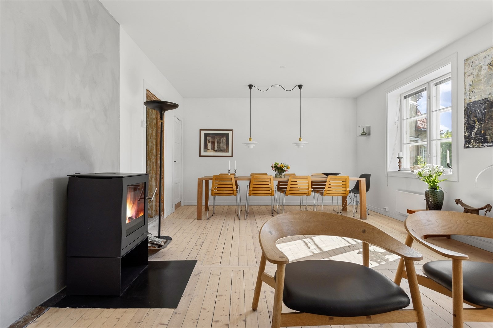 Stuen har en stemningsfull peisovn som utgjør et flott element til stuen og er en ypperlig varmekilde på kaldere dager. Galleribilde