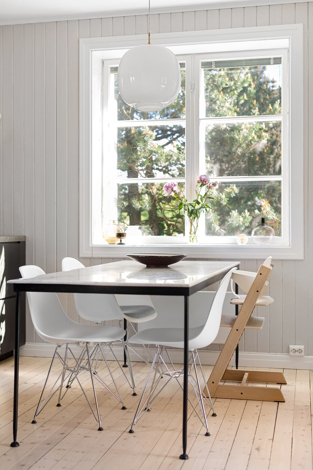 Detaljer | Spiseplass ved vinduet. Galleribilde