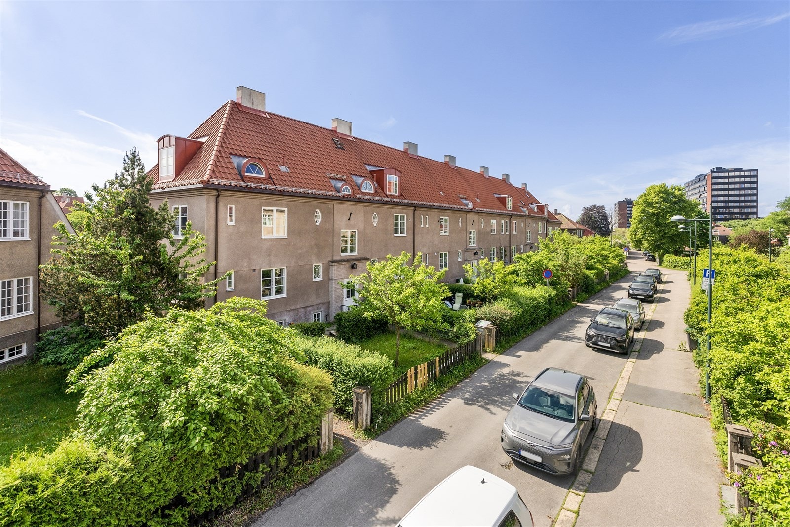 Leiligheten ligger fint til i en rolig og barnevennlig blindvei. Her bor man med kort vei til skoler og barnehagetilbud, offentlig kommunikasjon og en rekke servicetilbud. Galleribilde