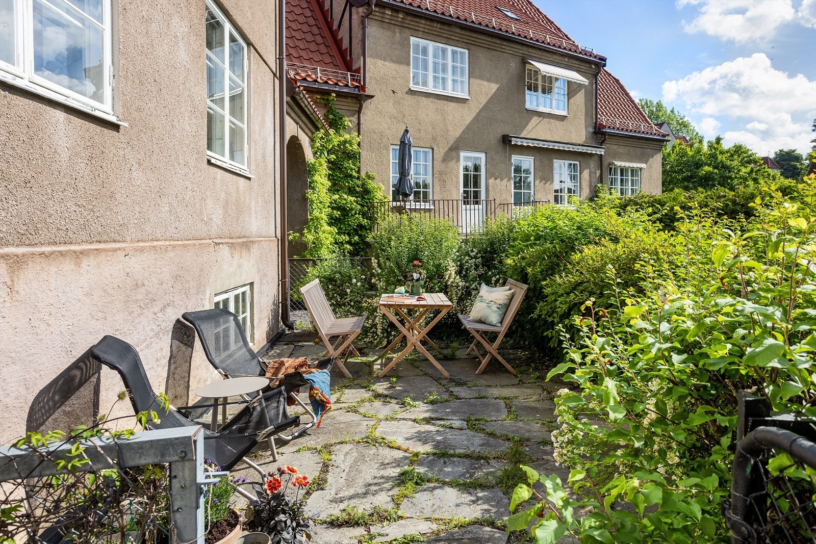 Hageparsellene ligger med enkel tilgang fra boligen, og befinner seg i frodige og skjermede omgivelser. Galleribilde