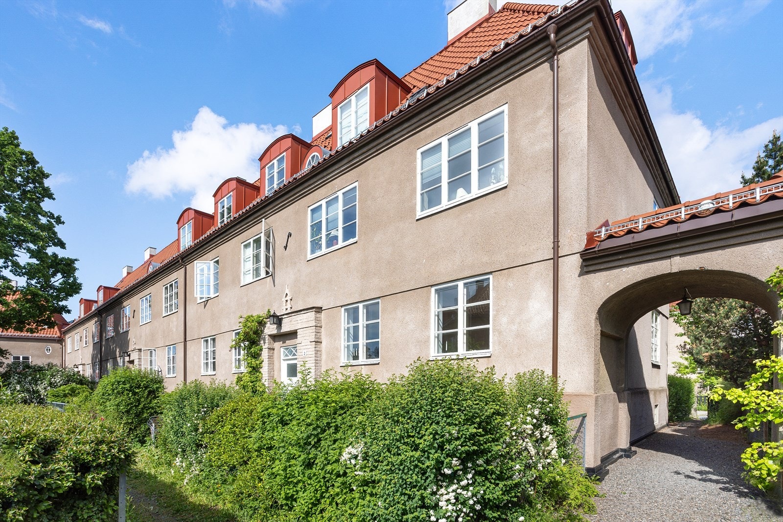 Leiligheten ligger fint til i byggets 1. etasje med utbygget kjeller, og har to flotte hageparseller. Galleribilde