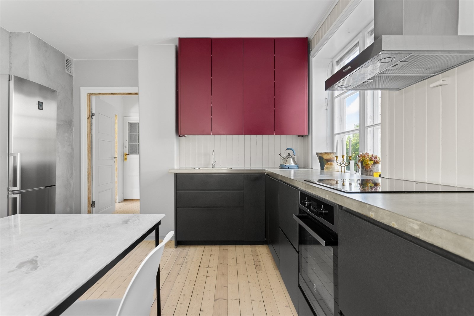 Det e rikelig med både skap- og benkeplass til matlagingen. Galleribilde