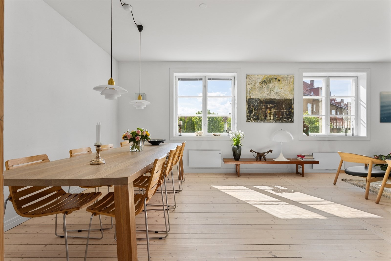 Stuen er lysmalt og det originale tregulvet er fint bevart. Takhøyden i stuen er på 2,59 meter. Galleribilde