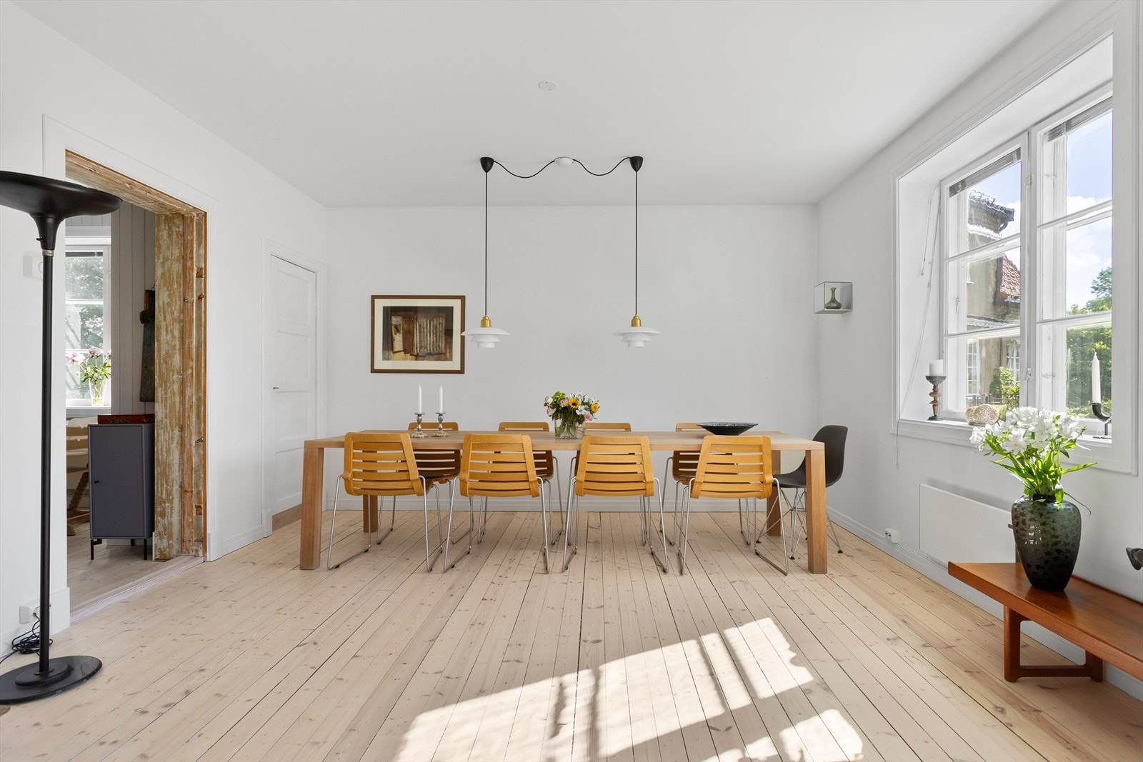Det er god plass til både sofaseksjon og stort spisebord i stuen. Galleribilde