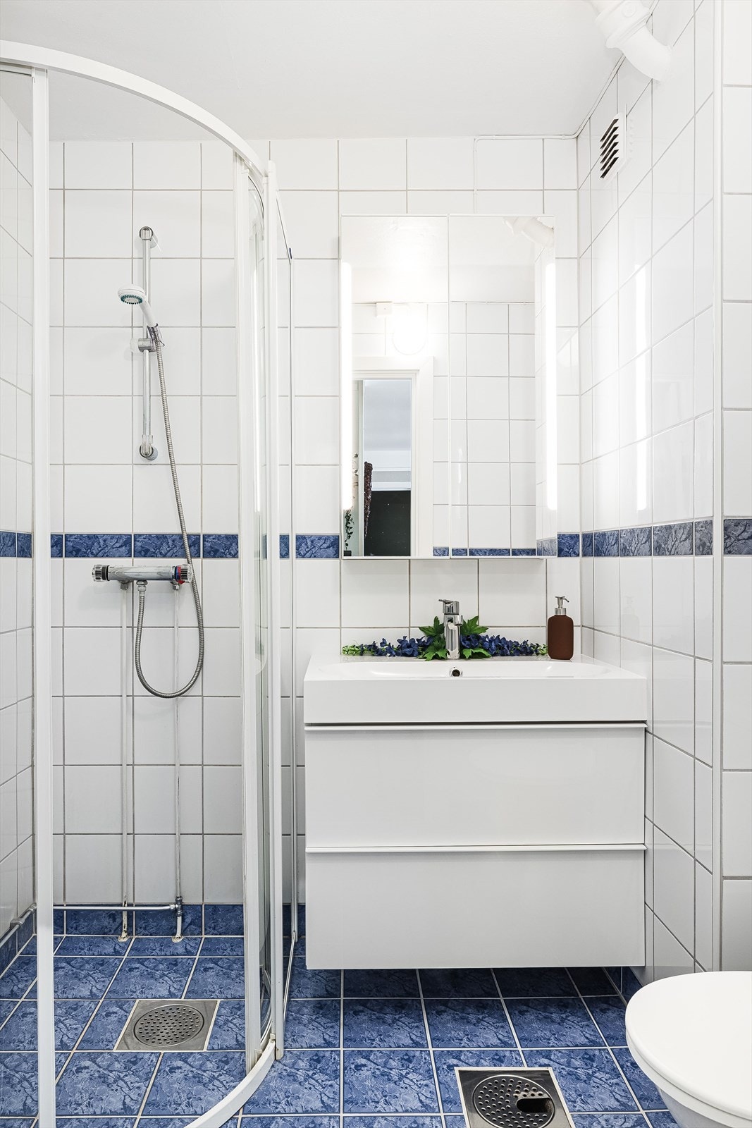 Badet er flislagt og har varmekabler i gulvet. Det skal gjennomføres rørfornying i borettslaget i 2024 og badene skal i den forbindelse pusses opp. Les mer om dette i salgsoppgaven. Galleribilde