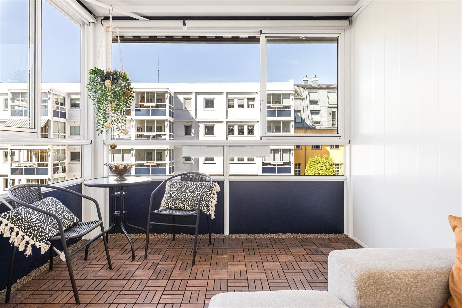 Den innglassede balkongen er på 9 m² og vender mot vest. I 2024 er det lagt nye trefliser på gulvet. Det er montert terrassemarkise for solskjerming. Galleribilde