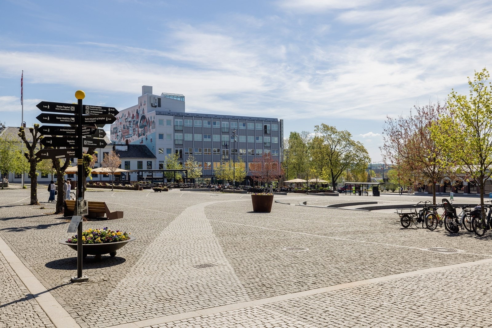 Stortorget med flere hyggelige spiseplasser ligger kun noen meter fra leiligheten. Galleribilde