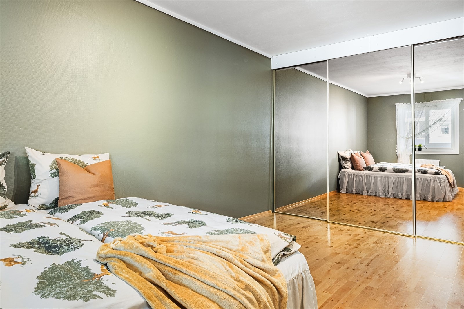 Det er installert en romslig skyvedørsgarderobe med speilfronter. Galleribilde