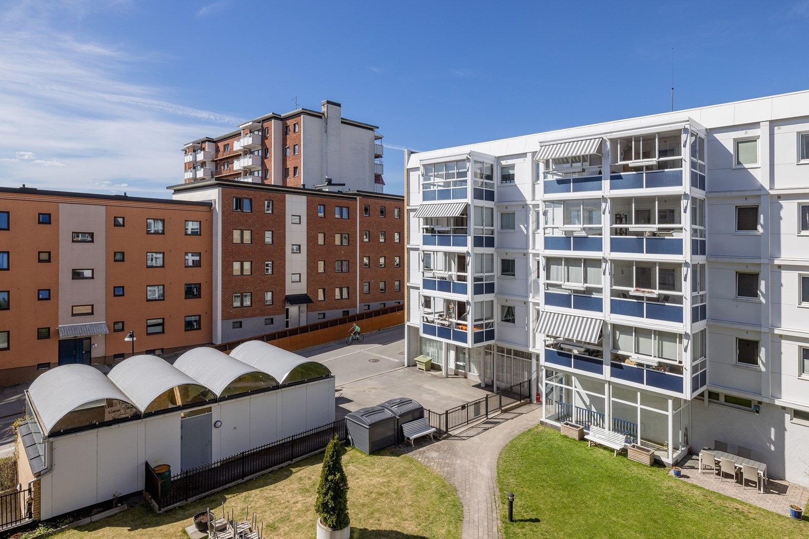 Fra balkongen er det utsyn mot felles bakgård. Galleribilde