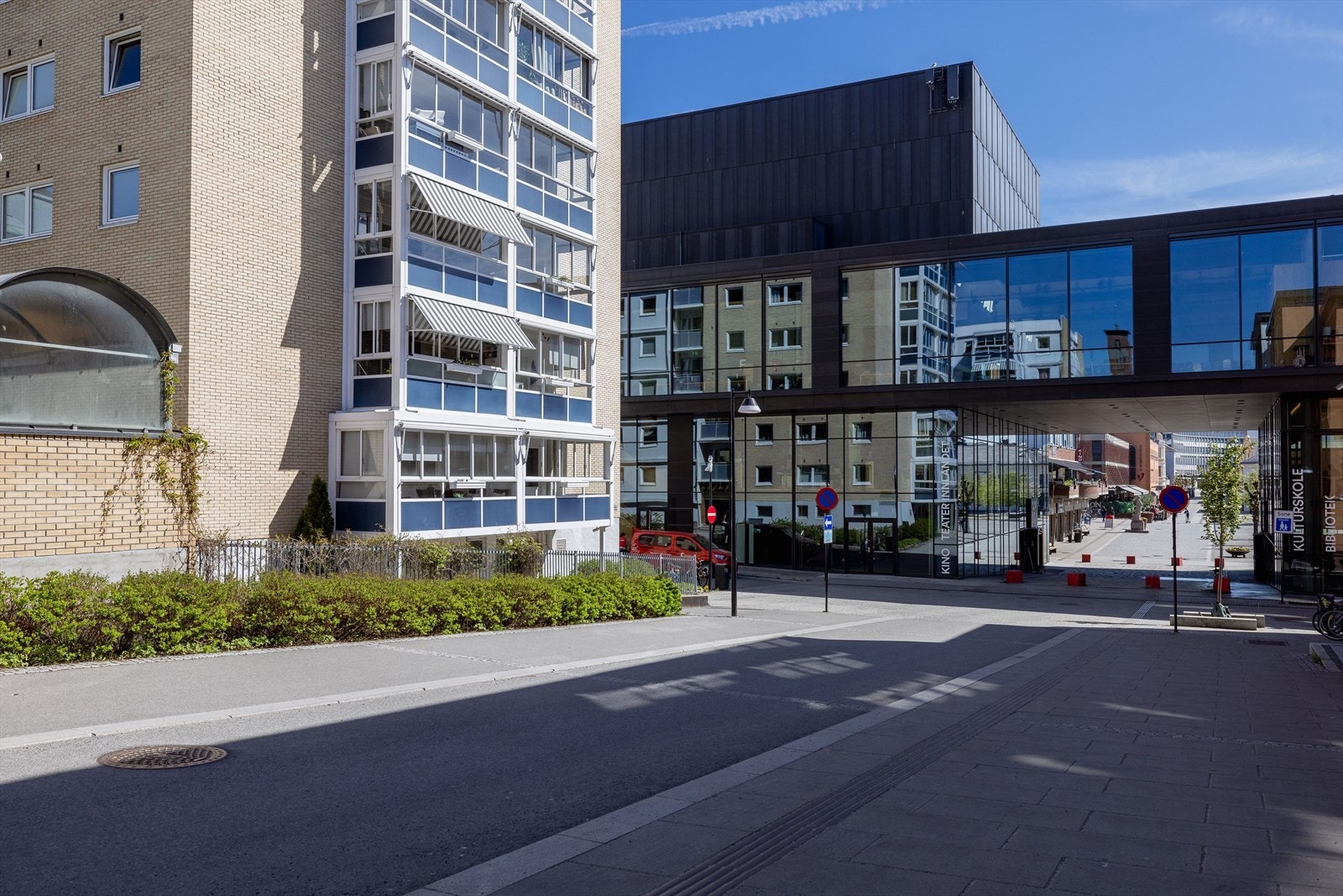 Vegg i vegg ligger Hamar Kulturhus med både kino, bibliotek og en rekke konserter og forestillinger året igjennom. Galleribilde