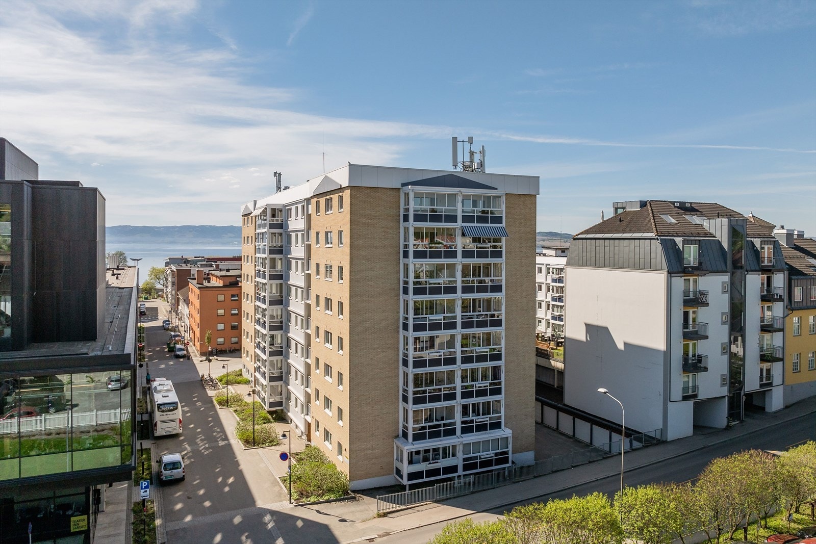 Leilighetsbygget ligger meget sentralt til i Hamar sentrum med umiddelbar nærhet til kulturliv, butikker og servicetilbud. Galleribilde