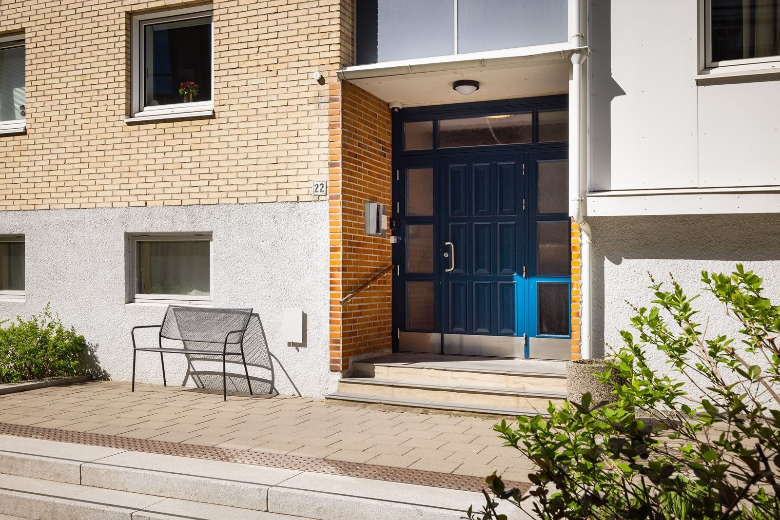 Blokka har inngang fra både gate og bakgård. Fra gata er det noen trappetrinn opp til gang med heis. Galleribilde