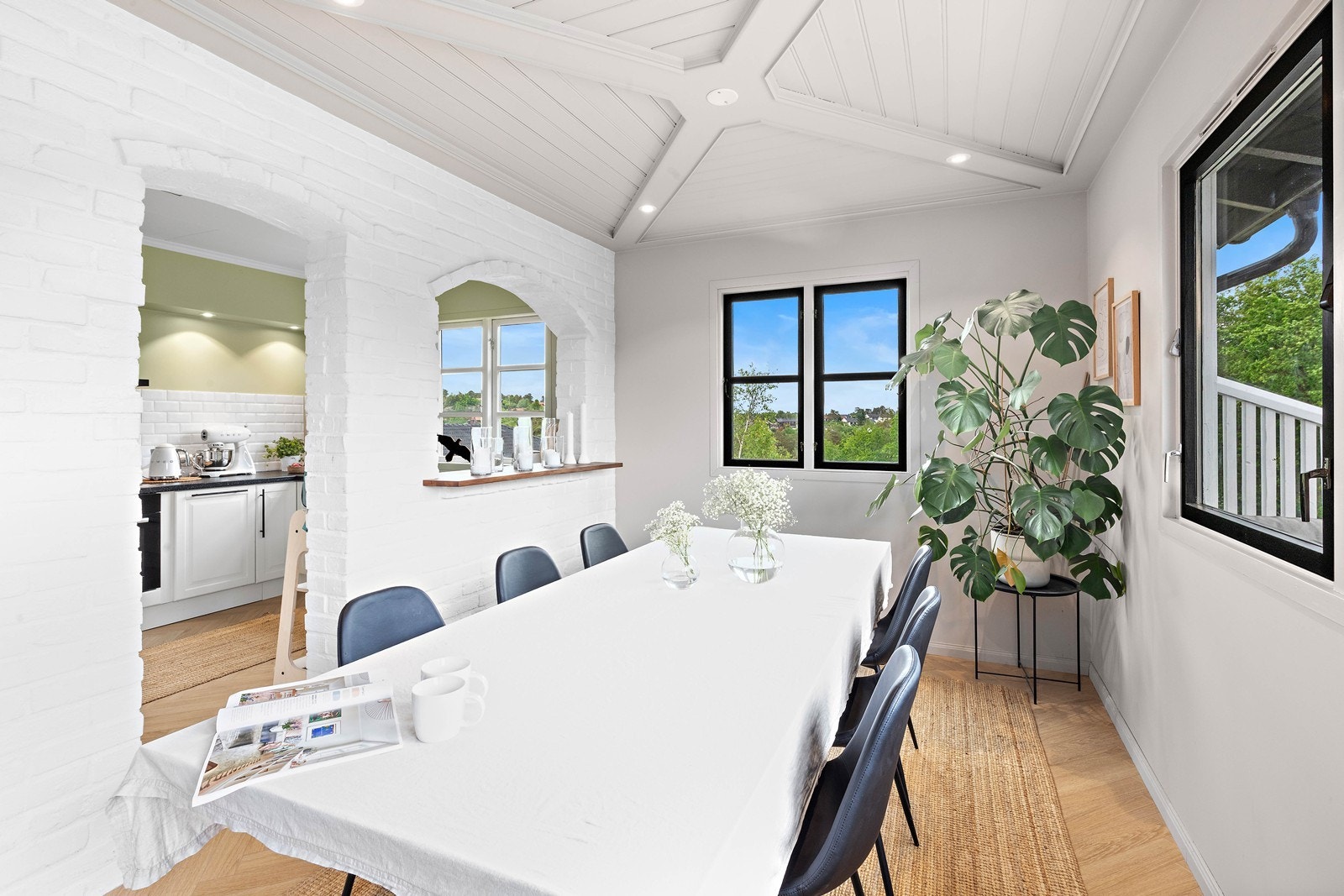 Stue sett inn mot kjøkken Galleribilde