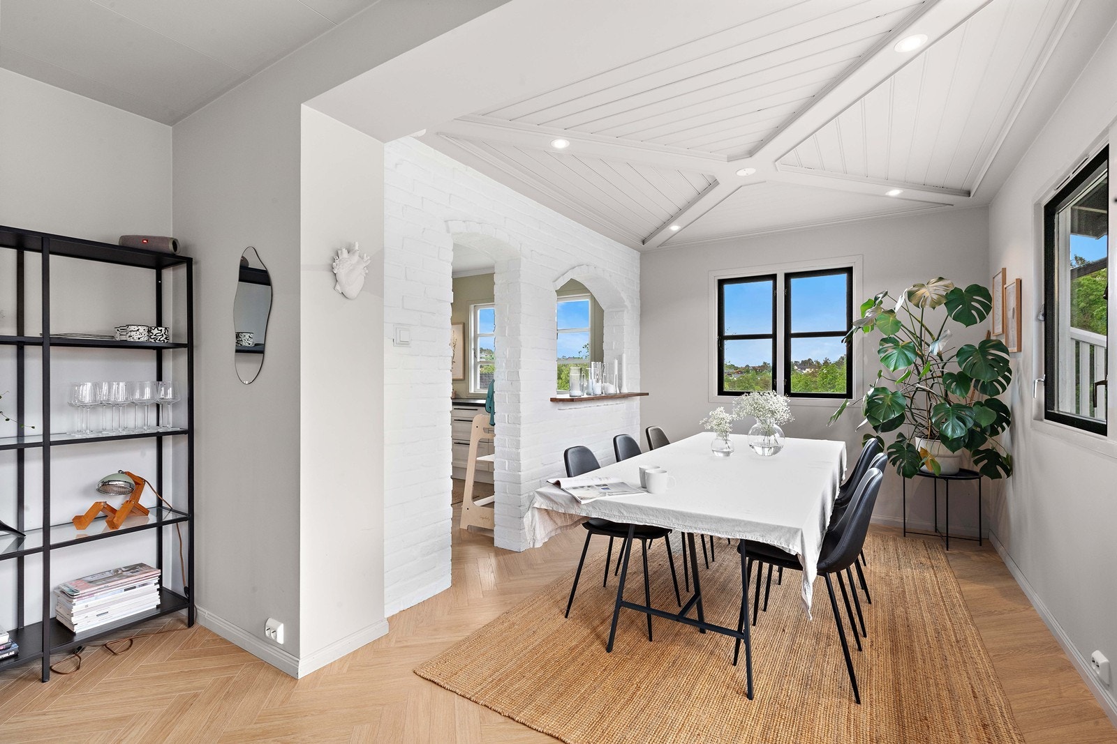 Stue med god plass til spisebord Galleribilde