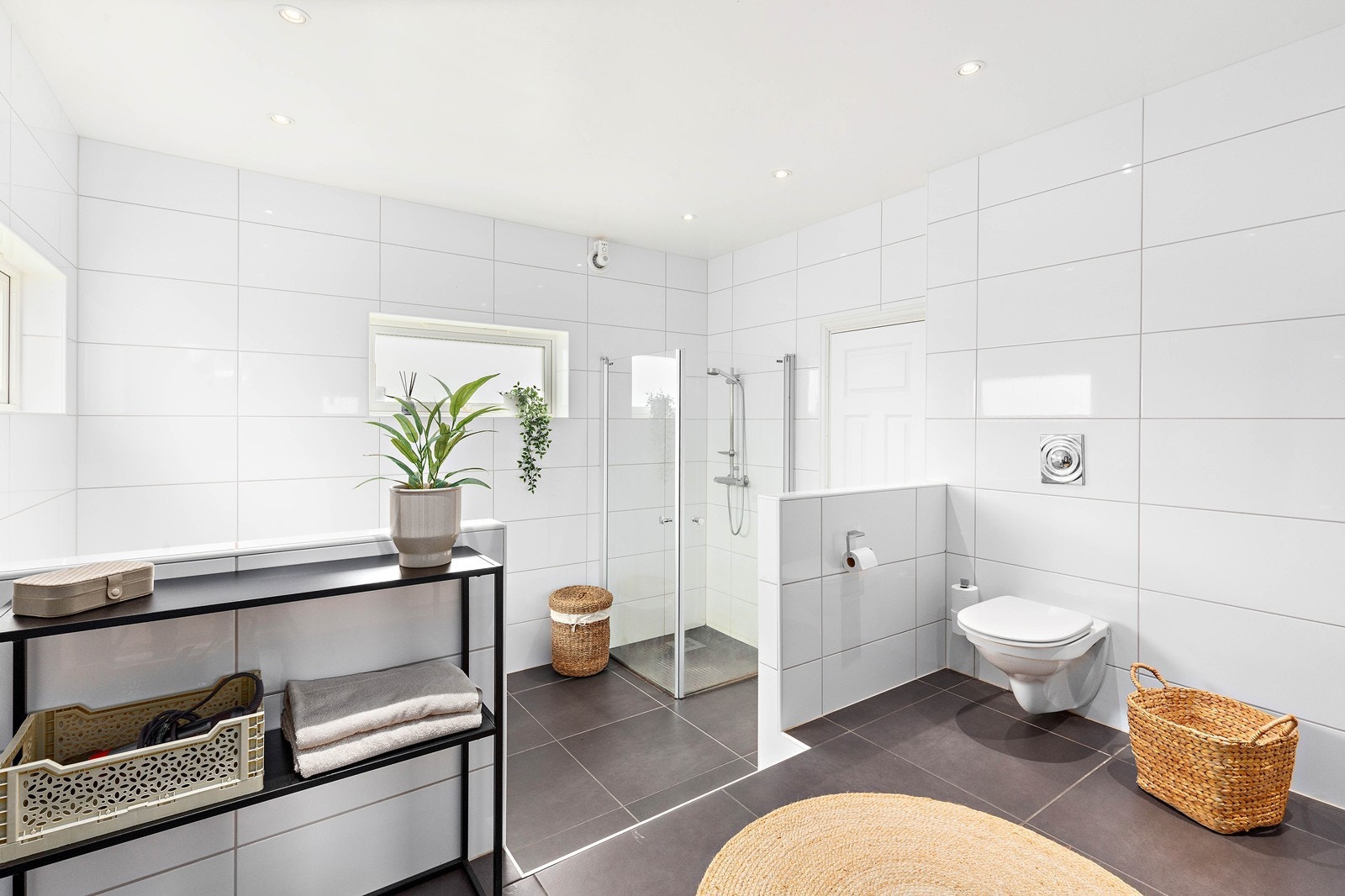 Stort og innbydende flislagt bad med varmekabler i gulv Galleribilde