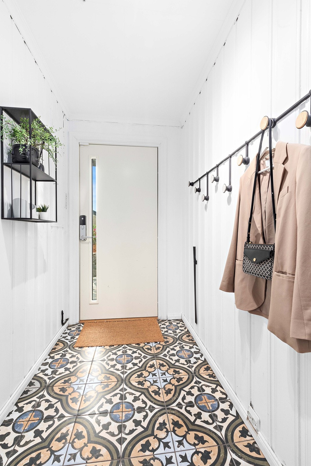 Pen gang/entré med fliser på gulv Galleribilde