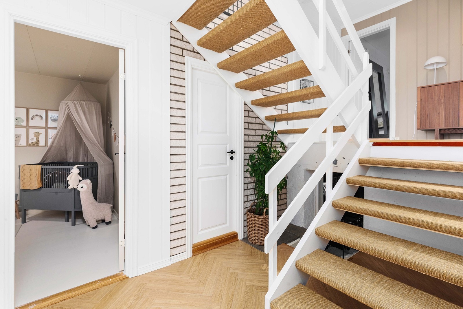 Trapp ned til innredet bod Galleribilde