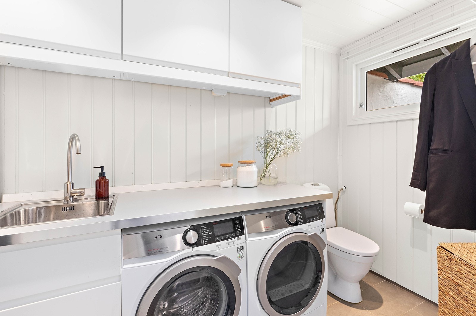 Pent vaskerom med innredning. Wc. Galleribilde